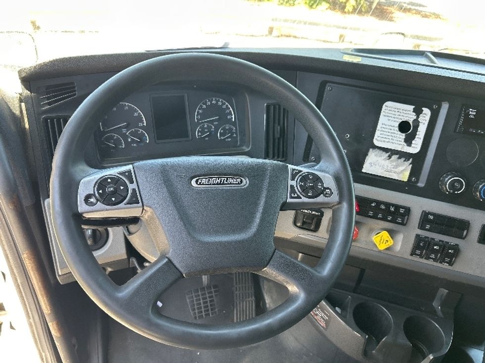 Sleeper Tractor-Heavy Duty Tractors-Freightliner-2021-T12664ST-Torrance-CA-595,232\n\t\tmiles-$ 64,250 - Image 10