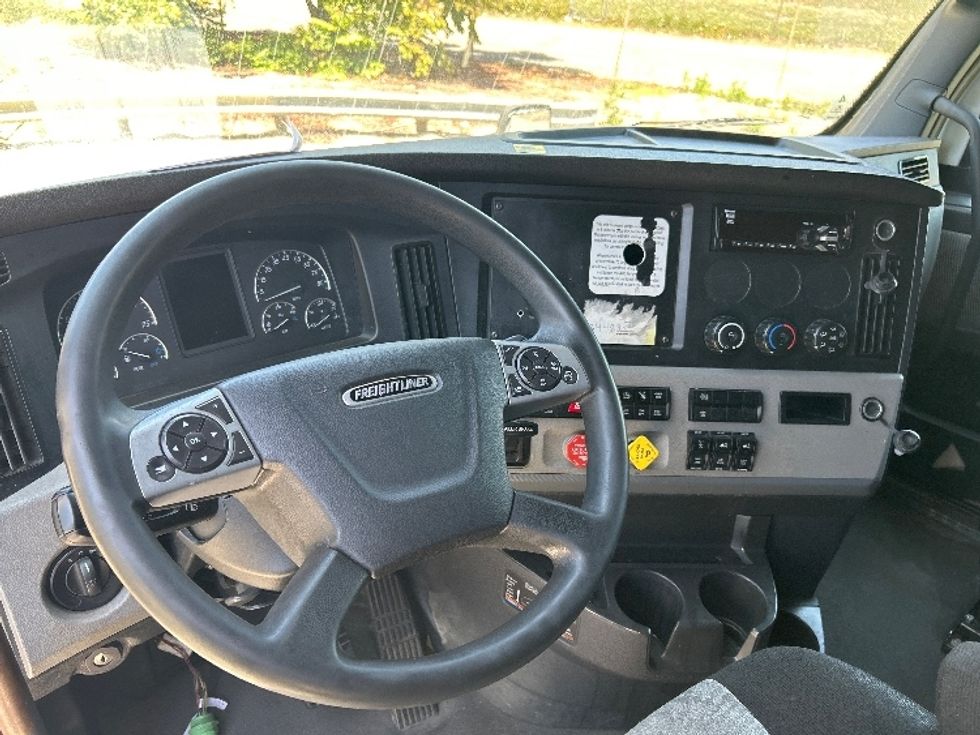 Sleeper Tractor-Heavy Duty Tractors-Freightliner-2021-T12664ST-Torrance-CA-595,232\n\t\tmiles-$ 64,250 - Image 11