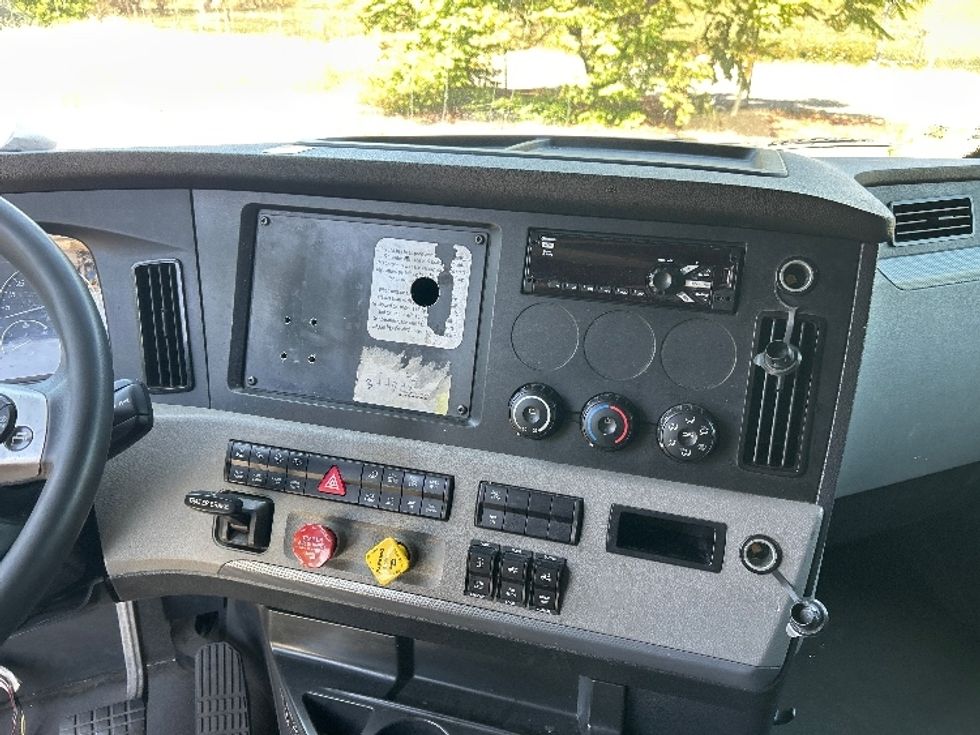 Sleeper Tractor-Heavy Duty Tractors-Freightliner-2021-T12664ST-Torrance-CA-595,232\n\t\tmiles-$ 64,250 - Image 12