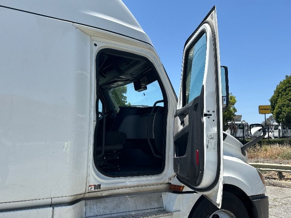 Sleeper Tractor-Heavy Duty Tractors-Freightliner-2021-T12664ST-Torrance-CA-595,232\n\t\tmiles-$ 64,250 - Image 13