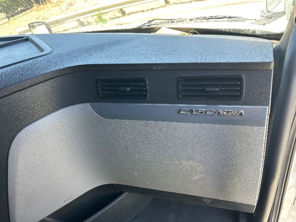 Sleeper Tractor-Heavy Duty Tractors-Freightliner-2021-T12664ST-Torrance-CA-595,232\n\t\tmiles-$ 64,250 - Image 14