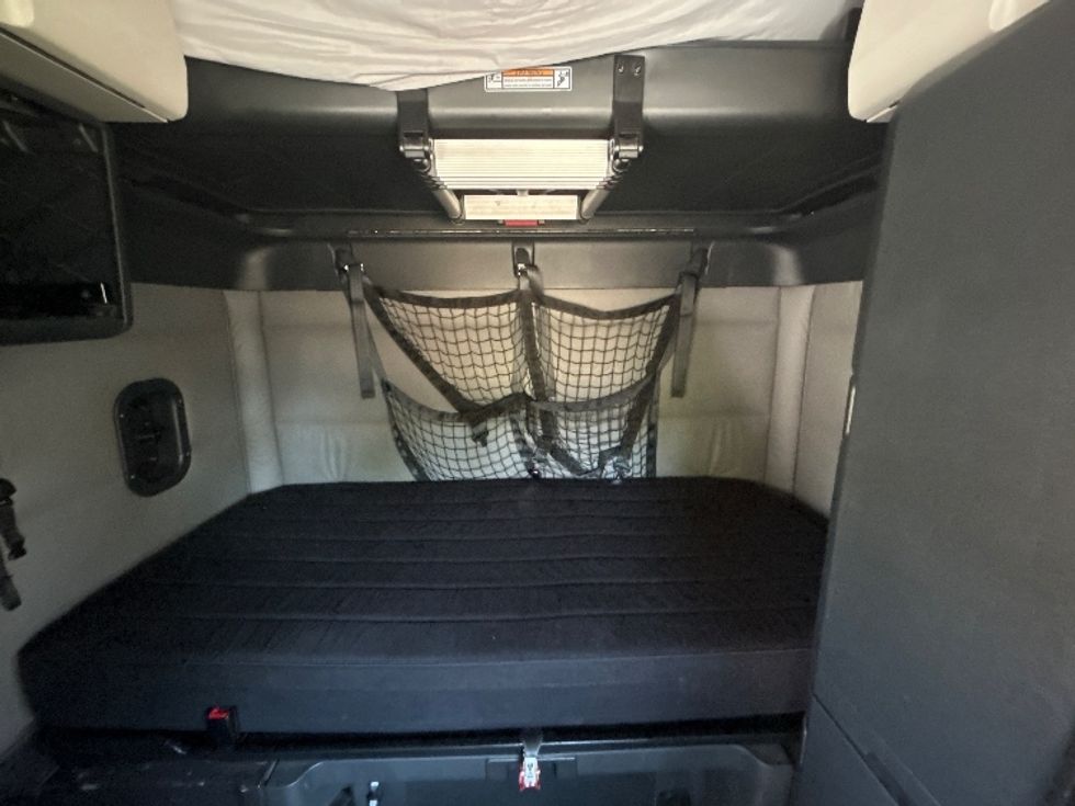 Sleeper Tractor-Heavy Duty Tractors-Freightliner-2021-T12664ST-Torrance-CA-595,232\n\t\tmiles-$ 64,250 - Image 16