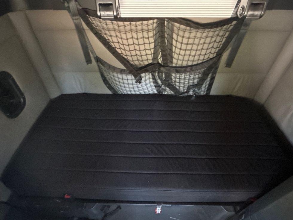 Sleeper Tractor-Heavy Duty Tractors-Freightliner-2021-T12664ST-Torrance-CA-595,232\n\t\tmiles-$ 64,250 - Image 17