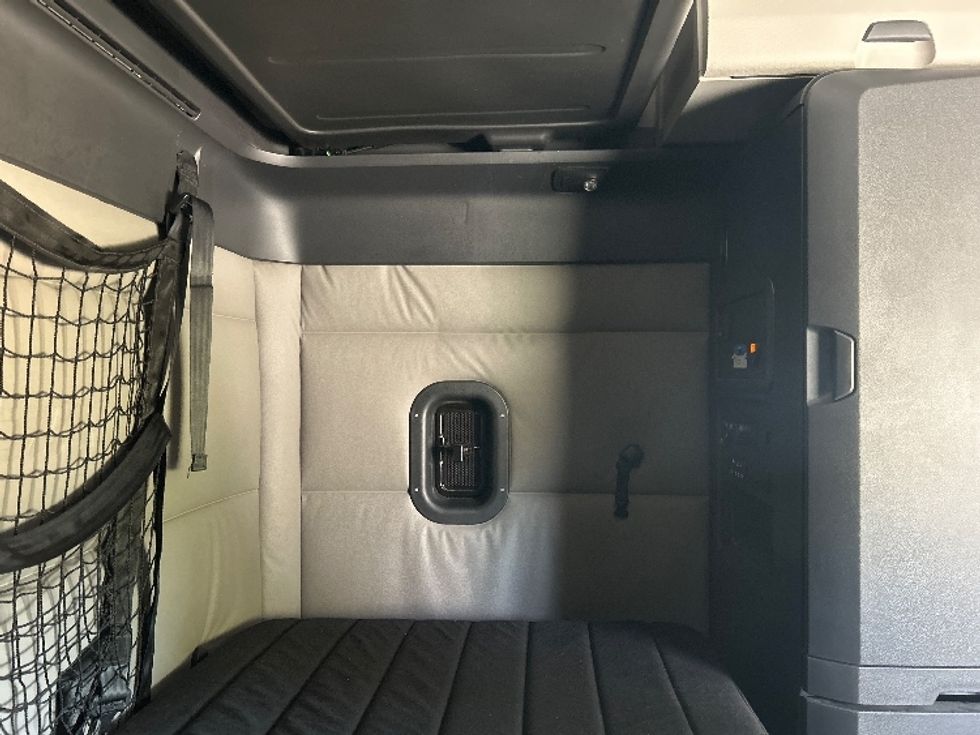 Sleeper Tractor-Heavy Duty Tractors-Freightliner-2021-T12664ST-Torrance-CA-595,232\n\t\tmiles-$ 64,250 - Image 18