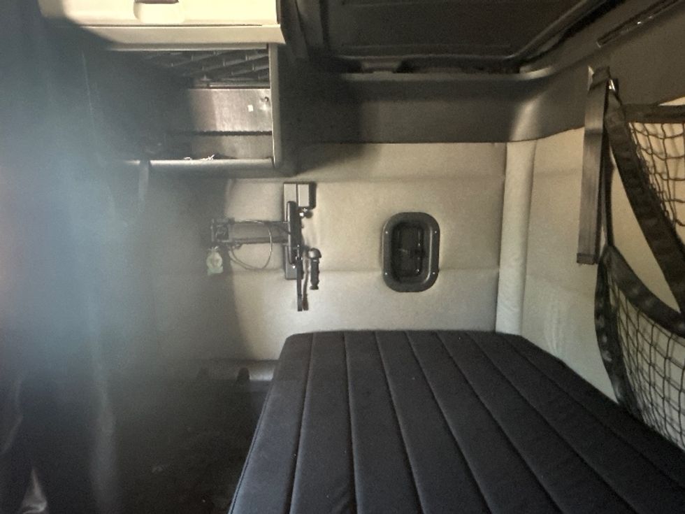 Sleeper Tractor-Heavy Duty Tractors-Freightliner-2021-T12664ST-Torrance-CA-595,232\n\t\tmiles-$ 64,250 - Image 19