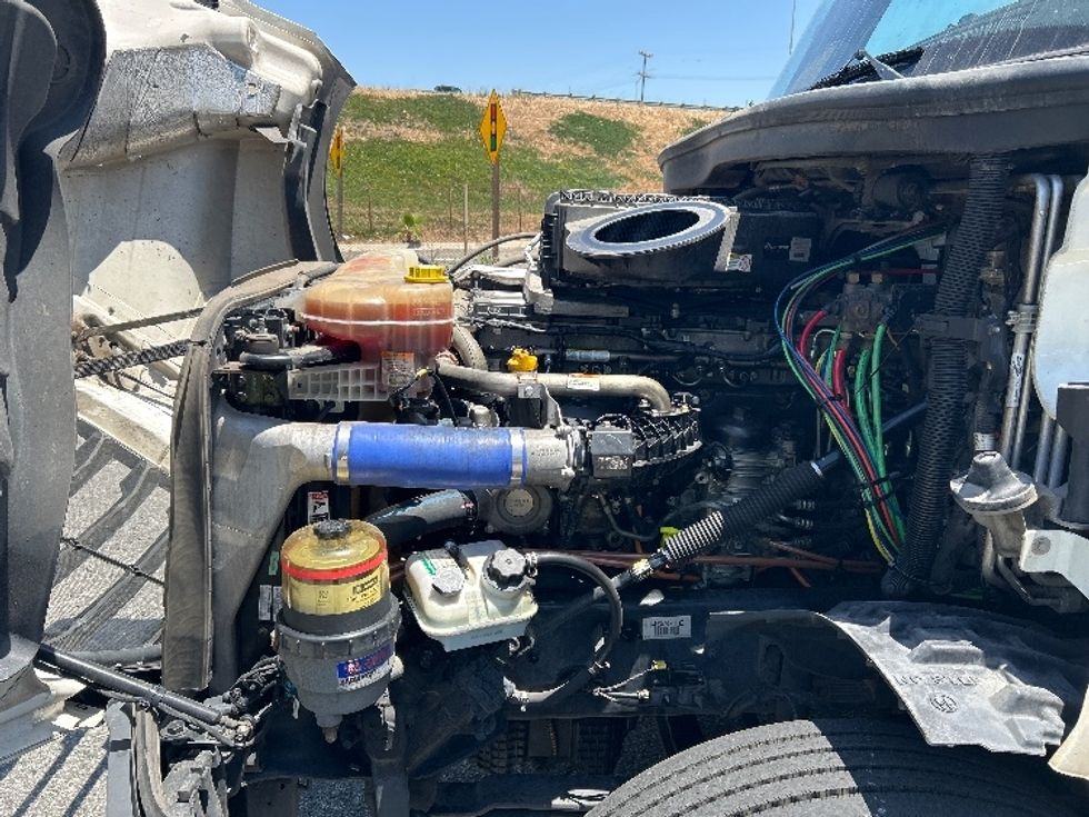 Sleeper Tractor-Heavy Duty Tractors-Freightliner-2021-T12664ST-Torrance-CA-595,232\n\t\tmiles-$ 64,250 - Image 21