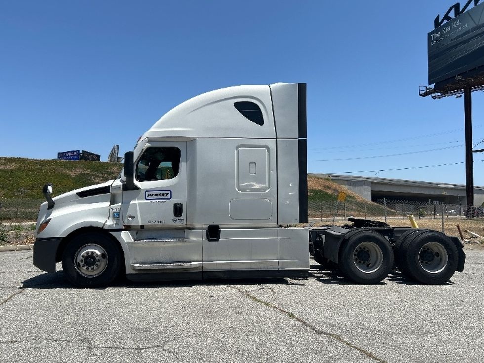 Sleeper Tractor-Heavy Duty Tractors-Freightliner-2021-T12664ST-Torrance-CA-595,232\n\t\tmiles-$ 64,250 - Image 4