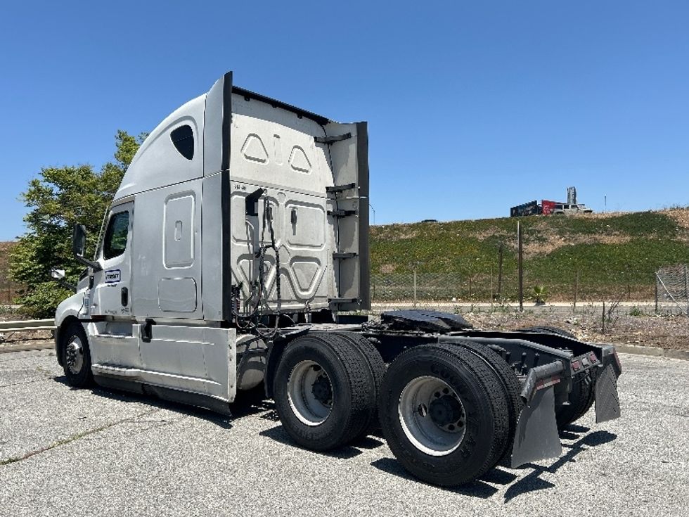 Sleeper Tractor-Heavy Duty Tractors-Freightliner-2021-T12664ST-Torrance-CA-595,232\n\t\tmiles-$ 64,250 - Image 5