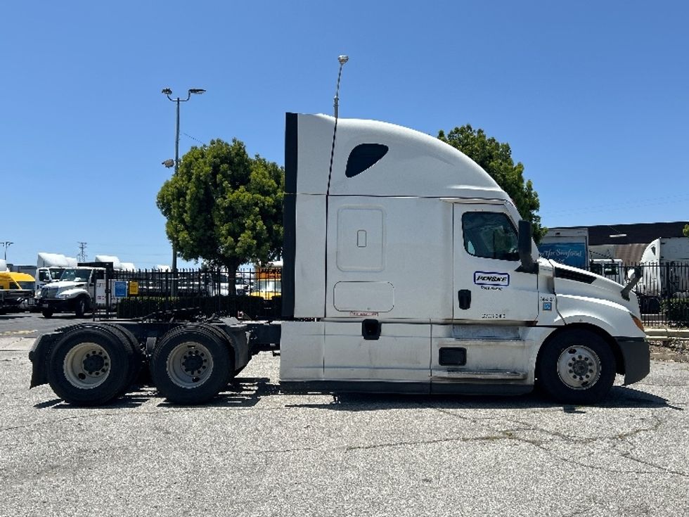 Sleeper Tractor-Heavy Duty Tractors-Freightliner-2021-T12664ST-Torrance-CA-595,232\n\t\tmiles-$ 64,250 - Image 8