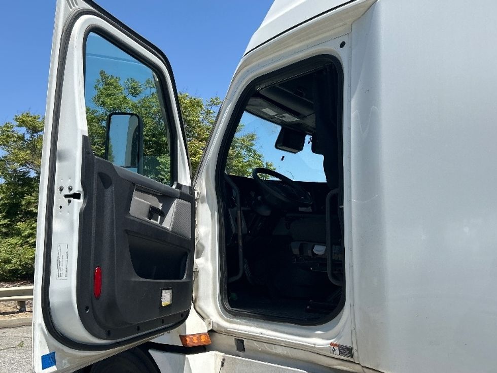 Sleeper Tractor-Heavy Duty Tractors-Freightliner-2021-T12664ST-Torrance-CA-595,232\n\t\tmiles-$ 64,250 - Image 9