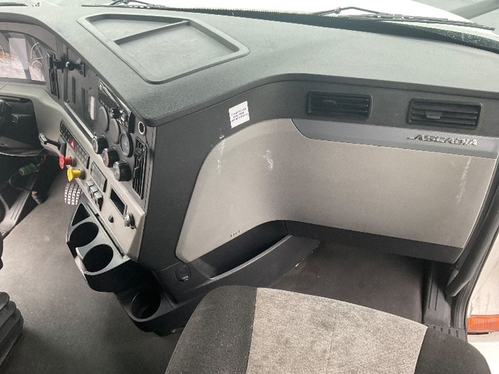 Sleeper Tractor-Heavy Duty Tractors-Freightliner-2021-T12664ST-Torrance-CA-670,945\n\t\tmiles-$ 70,250 - Image 14