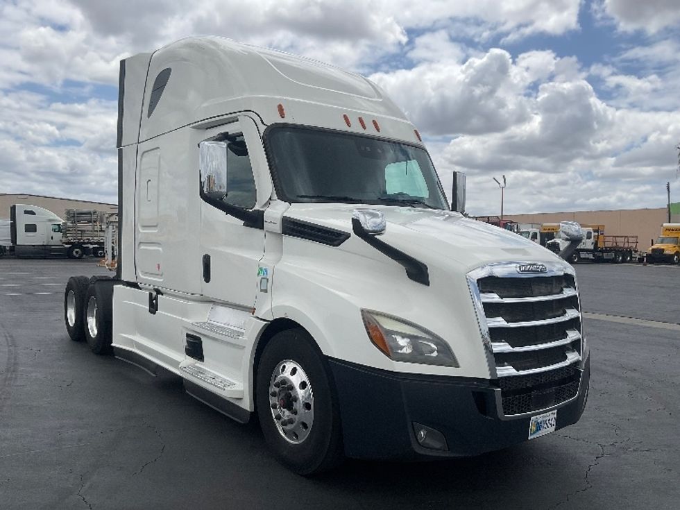 Sleeper Tractor-Heavy Duty Tractors-Freightliner-2021-T12664ST-Torrance-CA-696,289\n\t\tmiles-$ 46,500 - Image 1