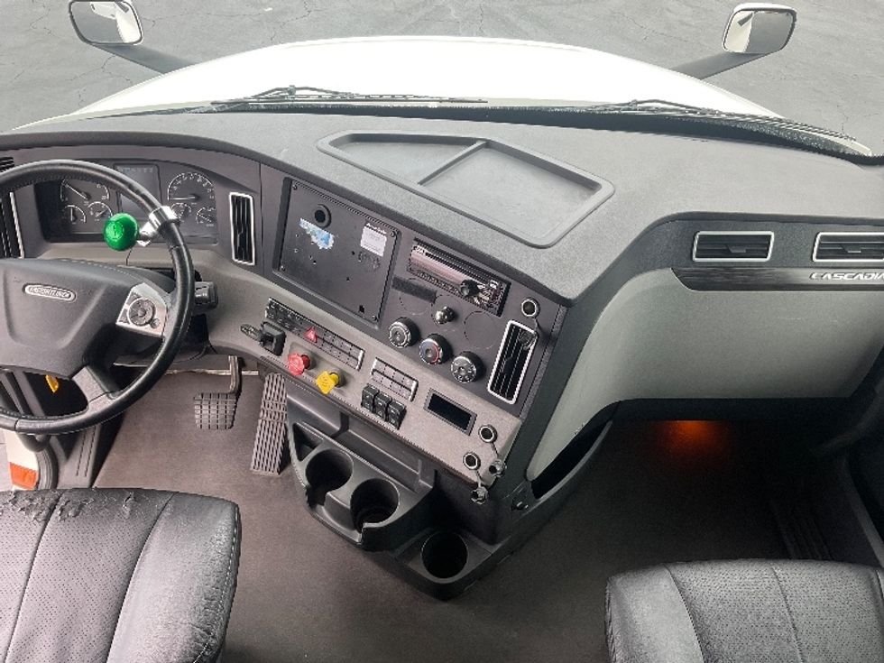 Sleeper Tractor-Heavy Duty Tractors-Freightliner-2021-T12664ST-Torrance-CA-696,289\n\t\tmiles-$ 46,500 - Image 12