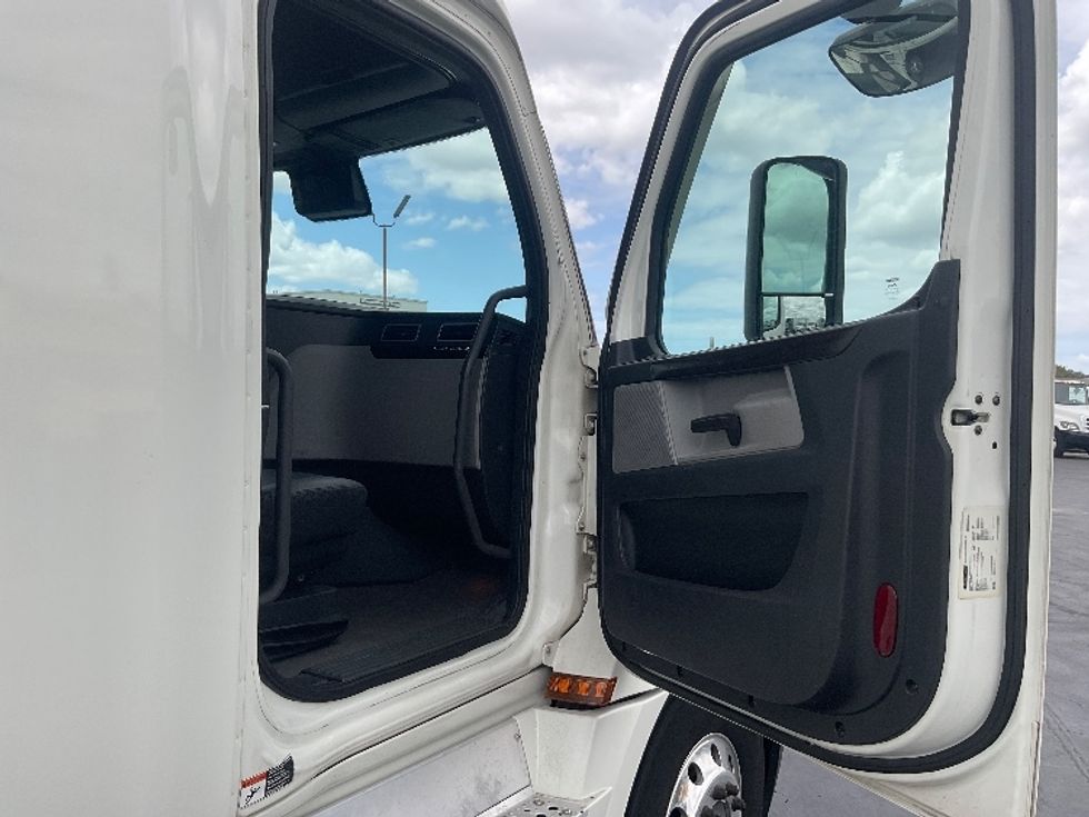 Sleeper Tractor-Heavy Duty Tractors-Freightliner-2021-T12664ST-Torrance-CA-696,289\n\t\tmiles-$ 46,500 - Image 13
