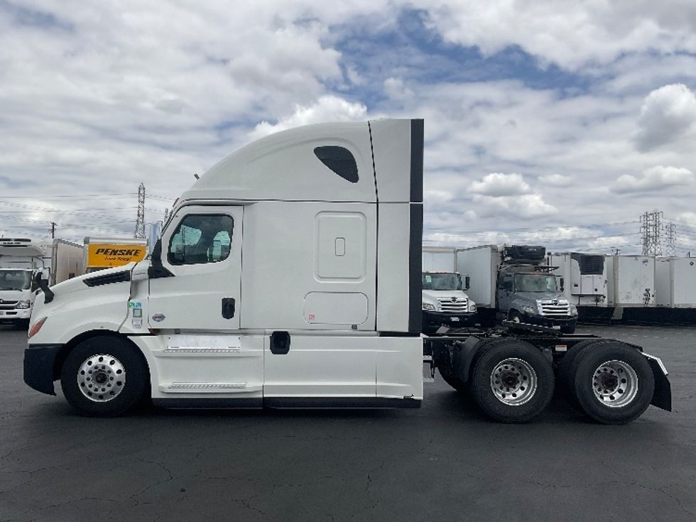 Sleeper Tractor-Heavy Duty Tractors-Freightliner-2021-T12664ST-Torrance-CA-696,289\n\t\tmiles-$ 46,500 - Image 4