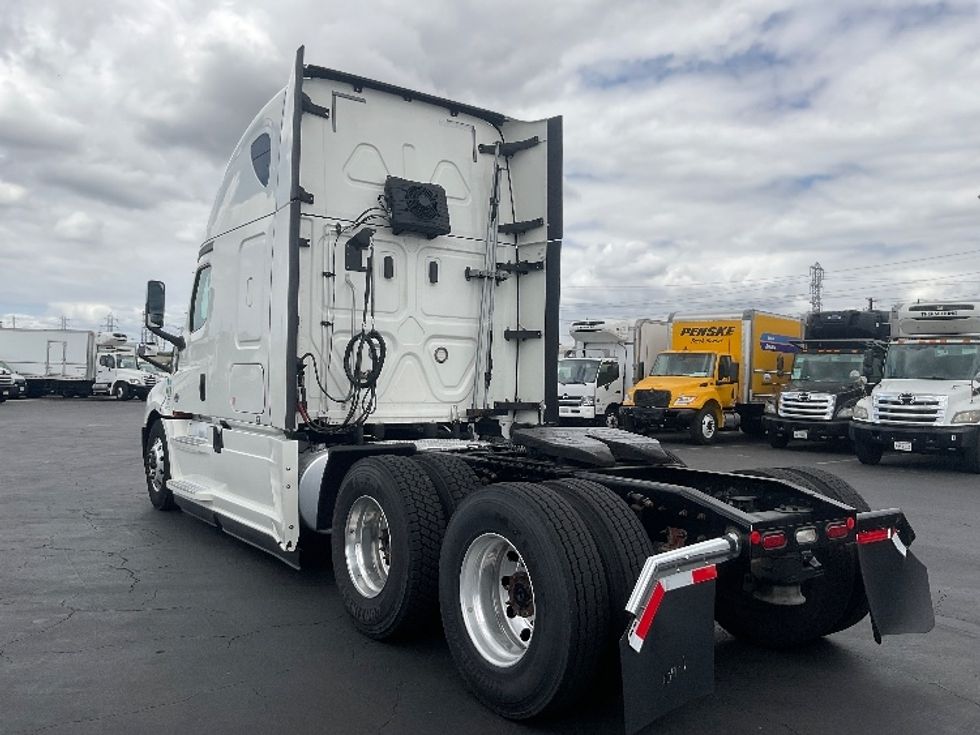 Sleeper Tractor-Heavy Duty Tractors-Freightliner-2021-T12664ST-Torrance-CA-696,289\n\t\tmiles-$ 46,500 - Image 5