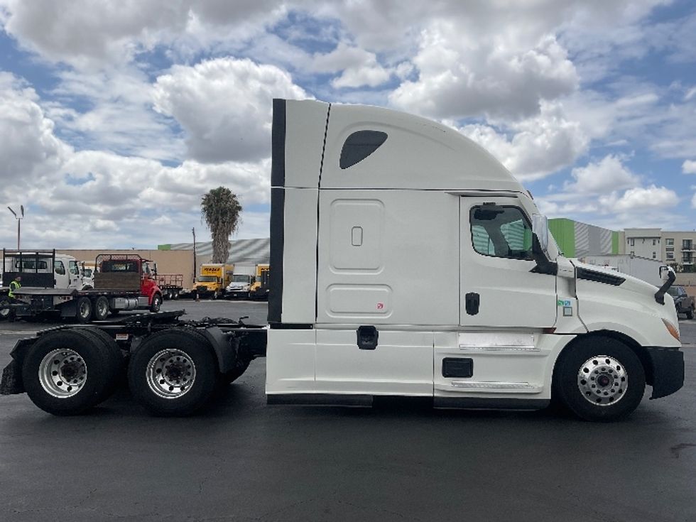 Sleeper Tractor-Heavy Duty Tractors-Freightliner-2021-T12664ST-Torrance-CA-696,289\n\t\tmiles-$ 46,500 - Image 8