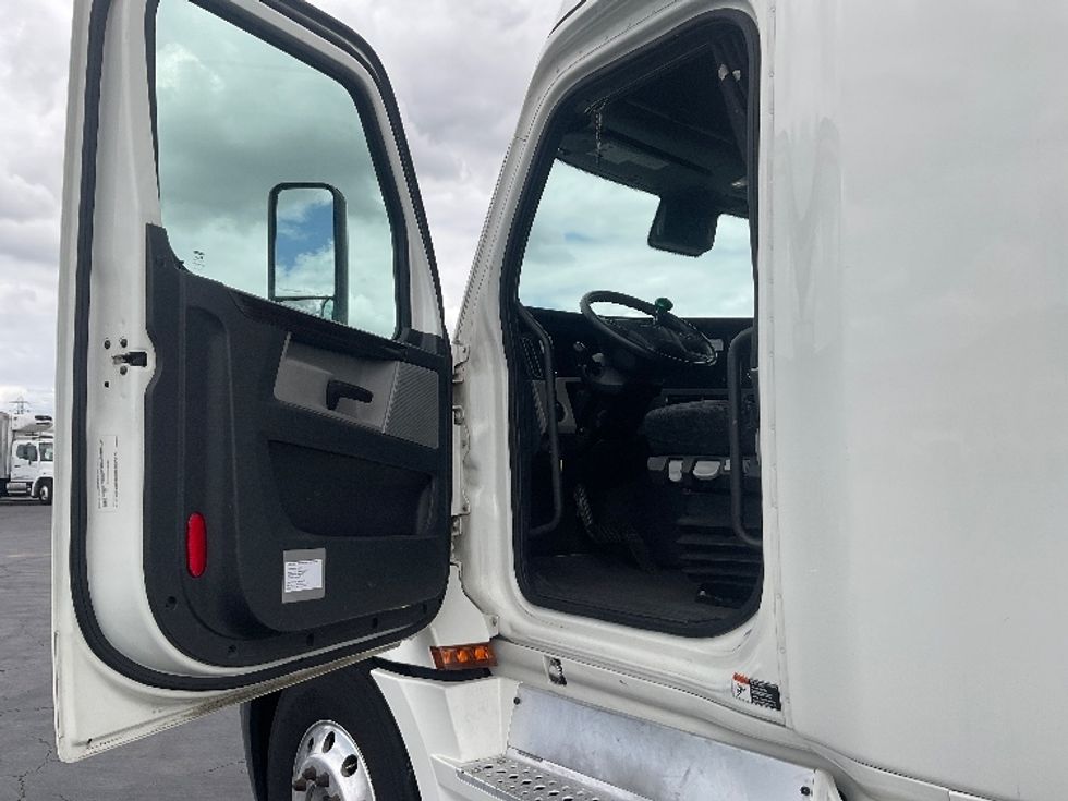 Sleeper Tractor-Heavy Duty Tractors-Freightliner-2021-T12664ST-Torrance-CA-696,289\n\t\tmiles-$ 46,500 - Image 9