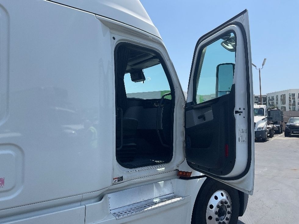 Sleeper Tractor-Heavy Duty Tractors-Freightliner-2021-T12664ST-Torrance-CA-713,874\n\t\tmiles-$ 44,750 - Image 13