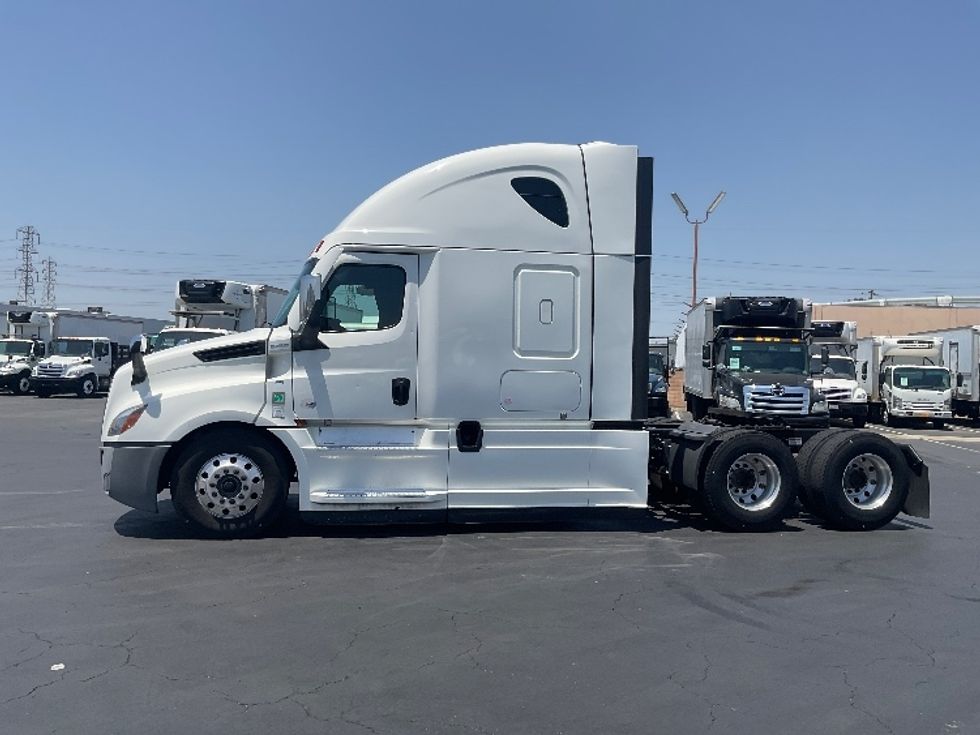 Sleeper Tractor-Heavy Duty Tractors-Freightliner-2021-T12664ST-Torrance-CA-713,874\n\t\tmiles-$ 44,750 - Image 4