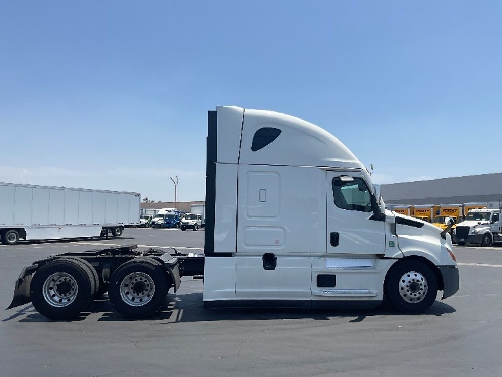 Sleeper Tractor-Heavy Duty Tractors-Freightliner-2021-T12664ST-Torrance-CA-713,874\n\t\tmiles-$ 44,750 - Image 8
