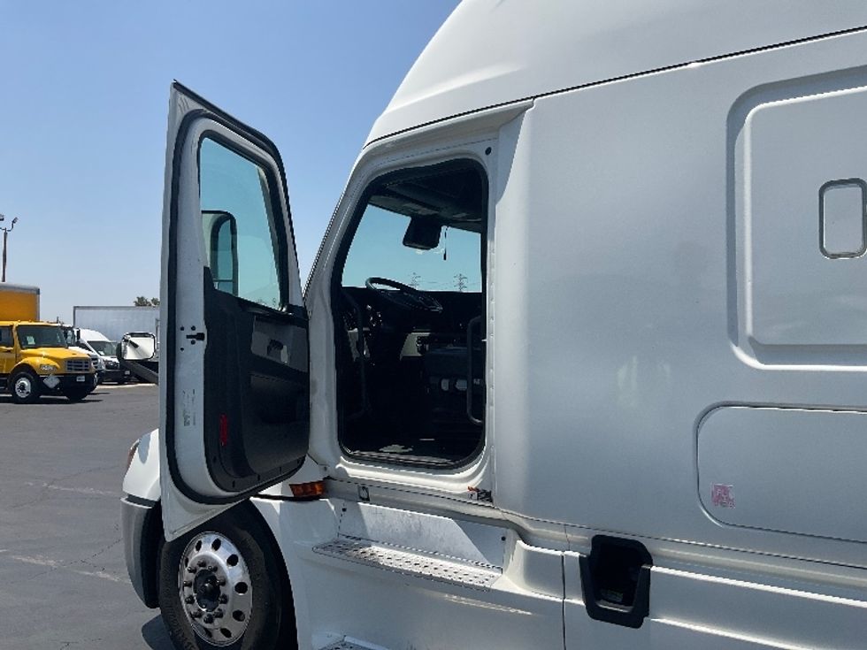 Sleeper Tractor-Heavy Duty Tractors-Freightliner-2021-T12664ST-Torrance-CA-713,874\n\t\tmiles-$ 44,750 - Image 9