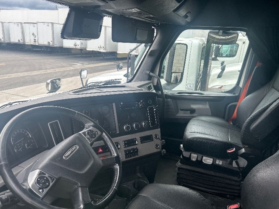 Sleeper Tractor-Heavy Duty Tractors-Freightliner-2021-T12664ST-Torrance-CA-741,679\n\t\tmiles-$ 48,250 - Image 10