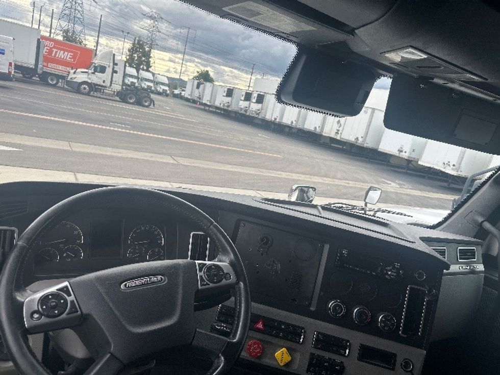 Sleeper Tractor-Heavy Duty Tractors-Freightliner-2021-T12664ST-Torrance-CA-741,679\n\t\tmiles-$ 48,250 - Image 11