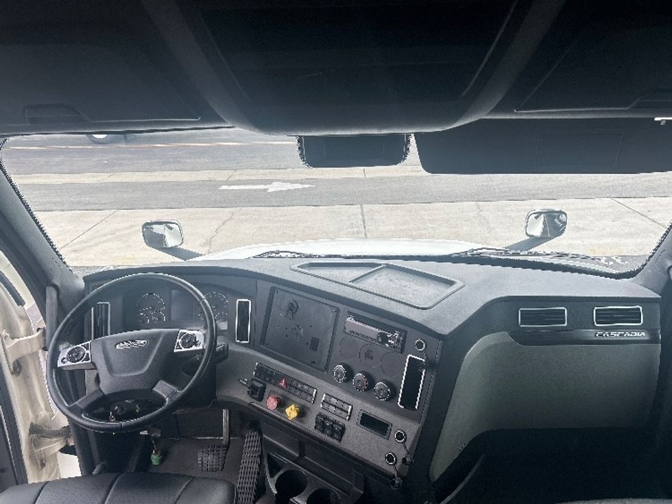 Sleeper Tractor-Heavy Duty Tractors-Freightliner-2021-T12664ST-Torrance-CA-741,679\n\t\tmiles-$ 48,250 - Image 12