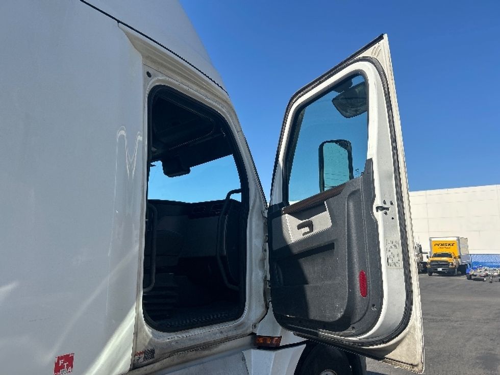 Sleeper Tractor-Heavy Duty Tractors-Freightliner-2021-T12664ST-Torrance-CA-741,679\n\t\tmiles-$ 48,250 - Image 13