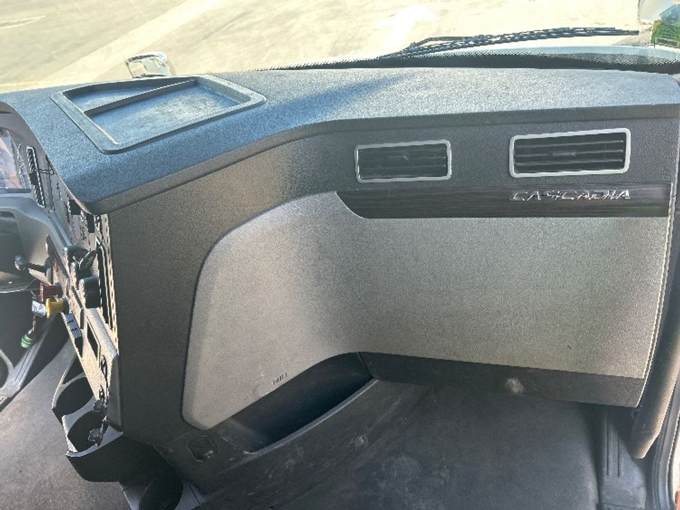 Sleeper Tractor-Heavy Duty Tractors-Freightliner-2021-T12664ST-Torrance-CA-741,679\n\t\tmiles-$ 48,250 - Image 14