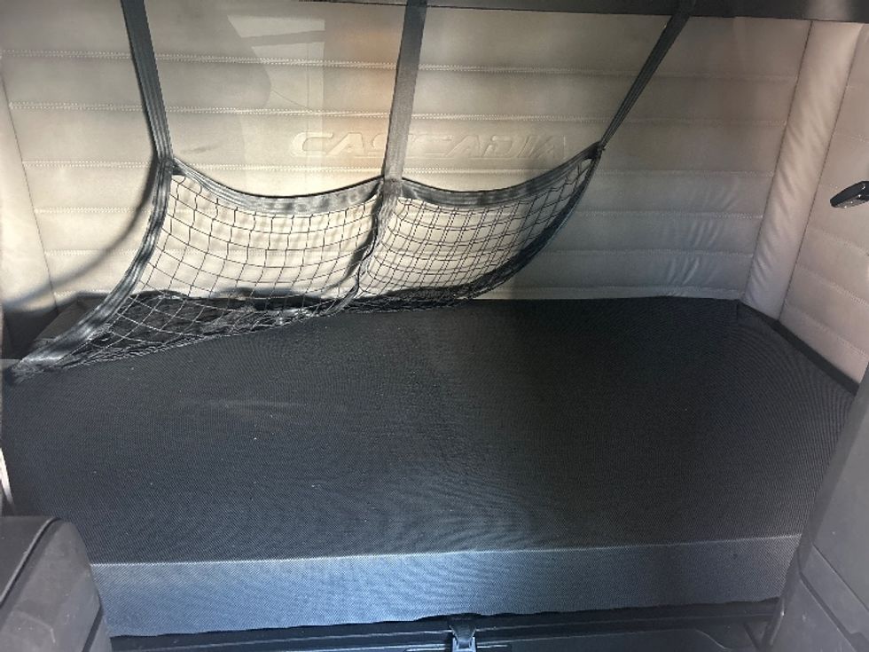 Sleeper Tractor-Heavy Duty Tractors-Freightliner-2021-T12664ST-Torrance-CA-741,679\n\t\tmiles-$ 48,250 - Image 17