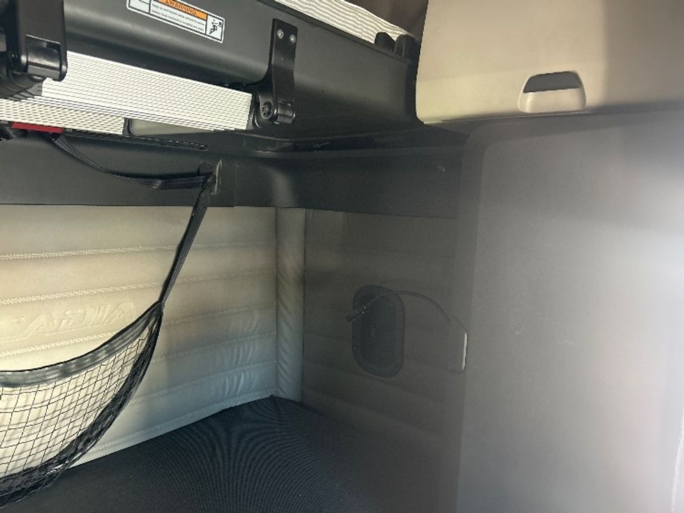 Sleeper Tractor-Heavy Duty Tractors-Freightliner-2021-T12664ST-Torrance-CA-741,679\n\t\tmiles-$ 48,250 - Image 18