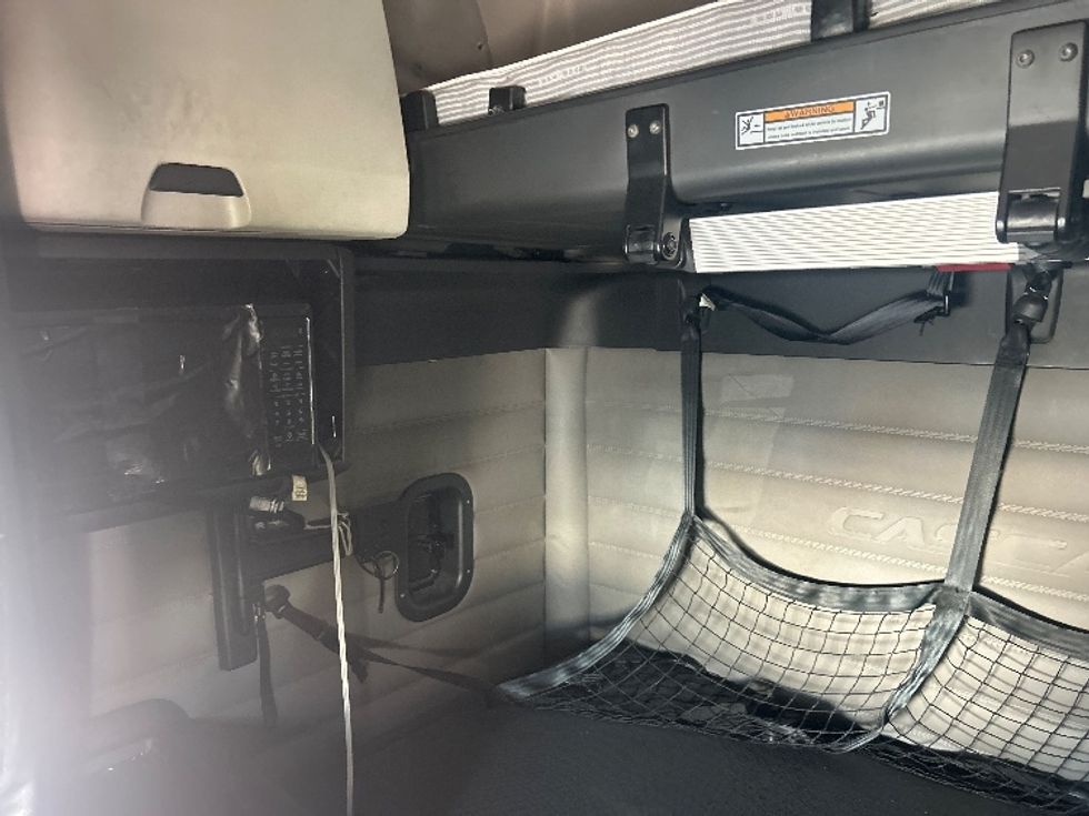 Sleeper Tractor-Heavy Duty Tractors-Freightliner-2021-T12664ST-Torrance-CA-741,679\n\t\tmiles-$ 48,250 - Image 19