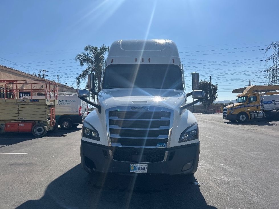 Sleeper Tractor-Heavy Duty Tractors-Freightliner-2021-T12664ST-Torrance-CA-741,679\n\t\tmiles-$ 48,250 - Image 2
