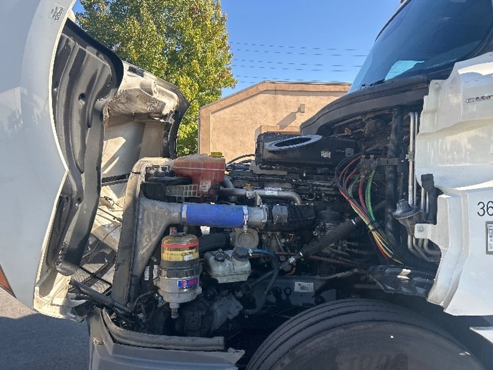 Sleeper Tractor-Heavy Duty Tractors-Freightliner-2021-T12664ST-Torrance-CA-741,679\n\t\tmiles-$ 48,250 - Image 21