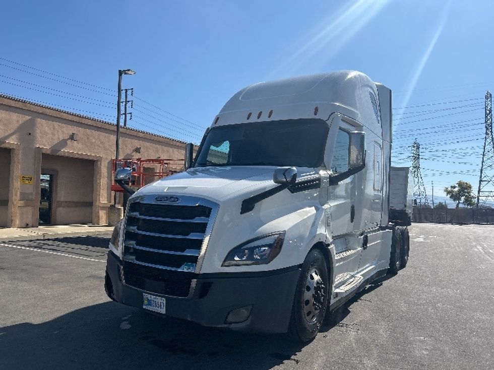 Sleeper Tractor-Heavy Duty Tractors-Freightliner-2021-T12664ST-Torrance-CA-741,679\n\t\tmiles-$ 48,250 - Image 3