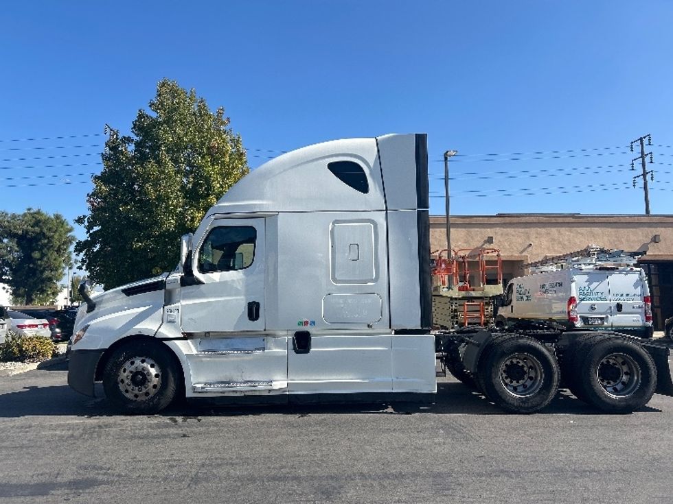 Sleeper Tractor-Heavy Duty Tractors-Freightliner-2021-T12664ST-Torrance-CA-741,679\n\t\tmiles-$ 48,250 - Image 4