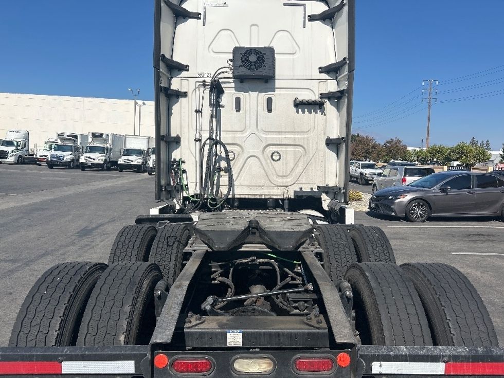 Sleeper Tractor-Heavy Duty Tractors-Freightliner-2021-T12664ST-Torrance-CA-741,679\n\t\tmiles-$ 48,250 - Image 6