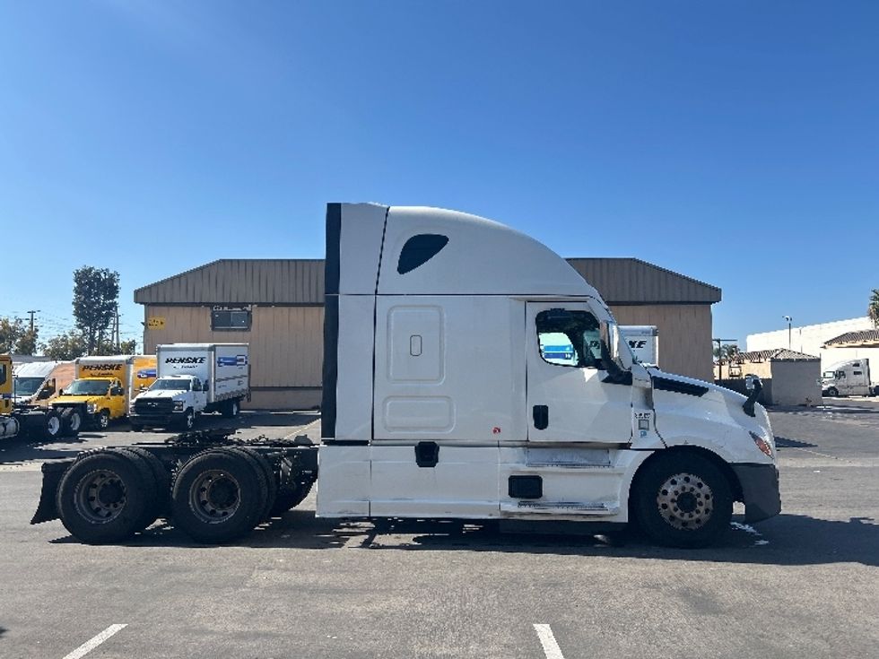 Sleeper Tractor-Heavy Duty Tractors-Freightliner-2021-T12664ST-Torrance-CA-741,679\n\t\tmiles-$ 48,250 - Image 8
