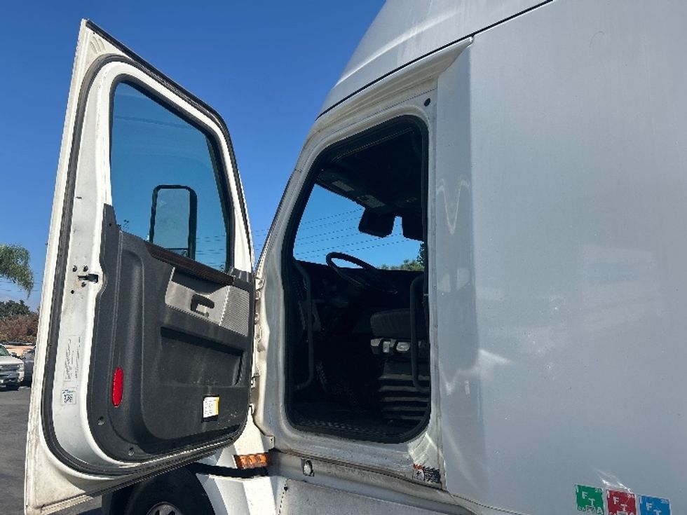 Sleeper Tractor-Heavy Duty Tractors-Freightliner-2021-T12664ST-Torrance-CA-741,679\n\t\tmiles-$ 48,250 - Image 9