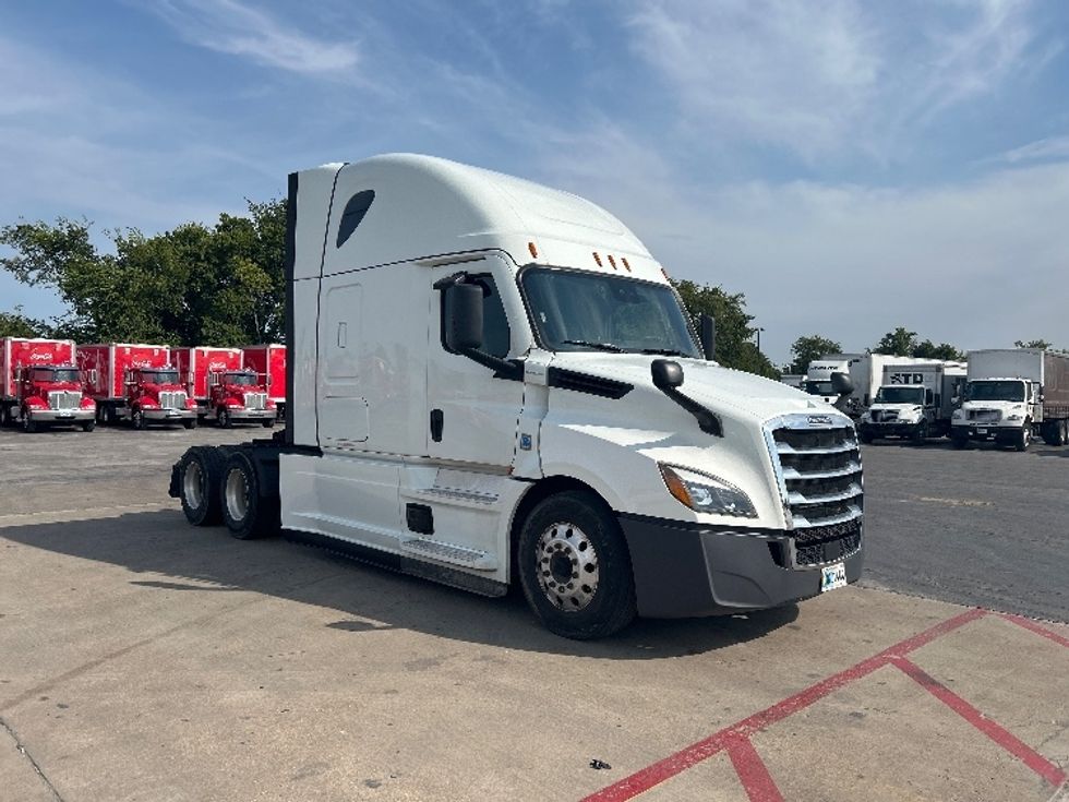 Sleeper Tractor-Heavy Duty Tractors-Freightliner-2021-T12664ST-Tulsa-OK-421,086\n\t\tmiles-$ 79,000 - Image 1