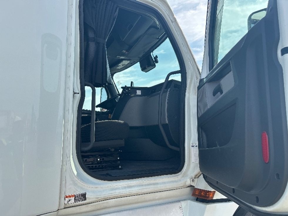 Sleeper Tractor-Heavy Duty Tractors-Freightliner-2021-T12664ST-Tulsa-OK-421,086\n\t\tmiles-$ 79,000 - Image 13