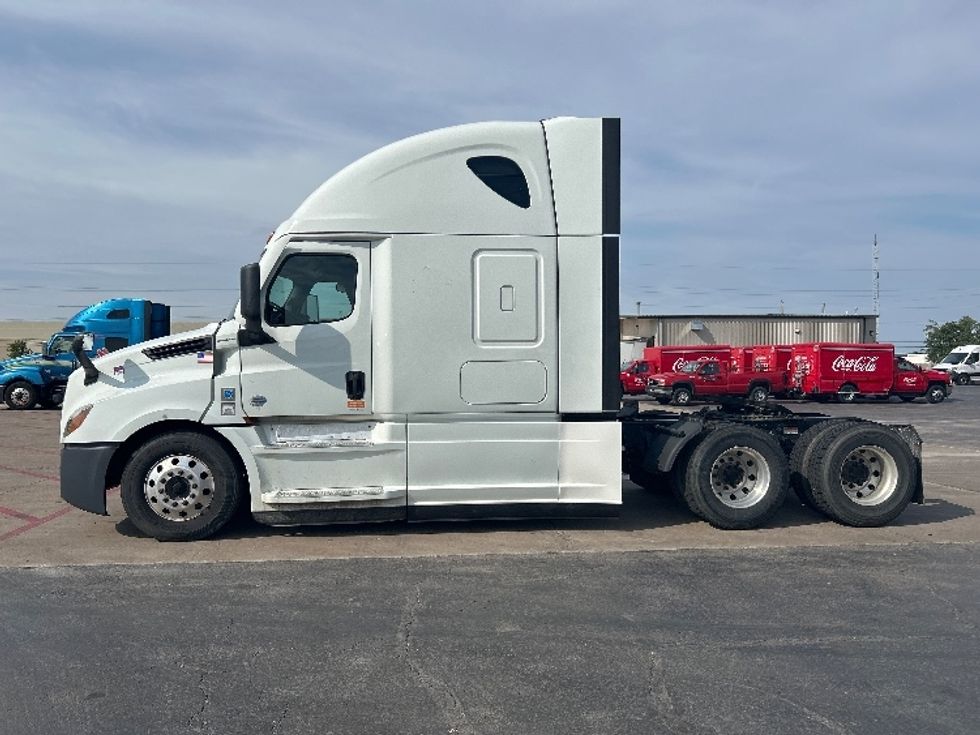 Sleeper Tractor-Heavy Duty Tractors-Freightliner-2021-T12664ST-Tulsa-OK-421,086\n\t\tmiles-$ 79,000 - Image 4