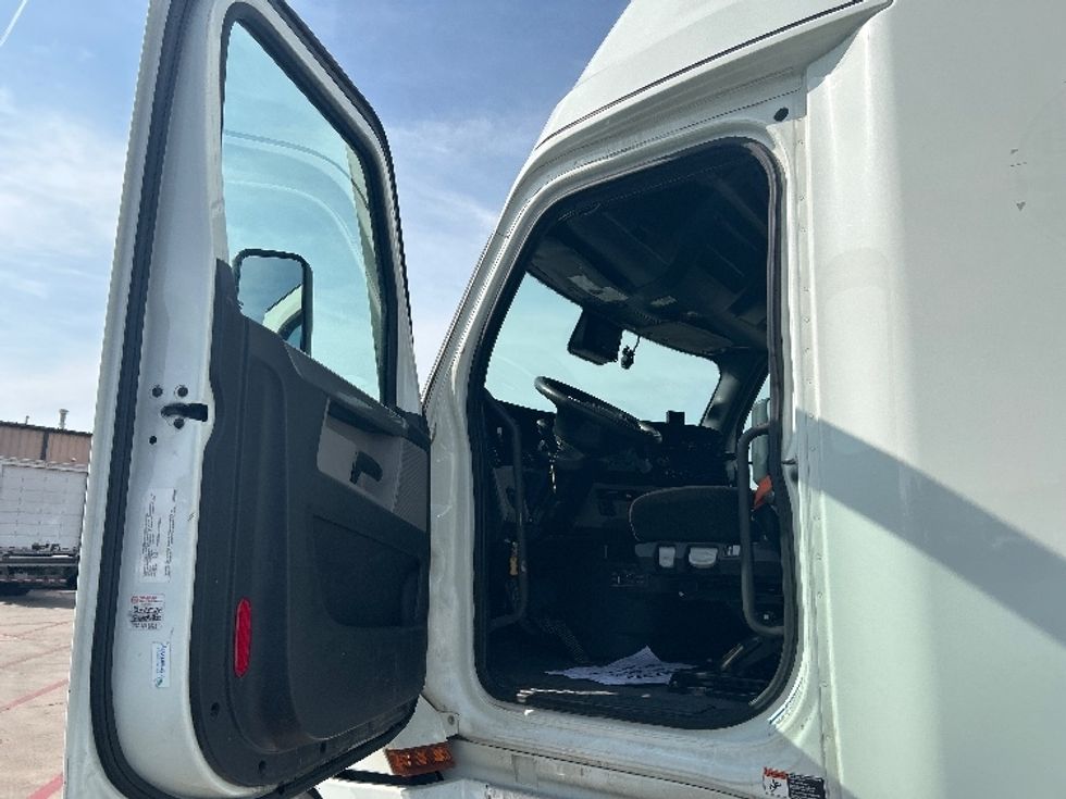 Sleeper Tractor-Heavy Duty Tractors-Freightliner-2021-T12664ST-Tulsa-OK-421,086\n\t\tmiles-$ 79,000 - Image 9