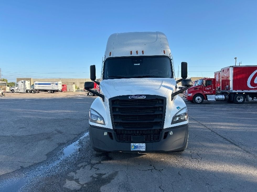 2021 Freightliner Cascadia 126" Sleeper Cab photo 2