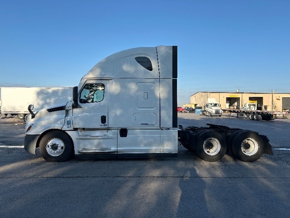 2021 Freightliner Cascadia 126" Sleeper Cab photo 4