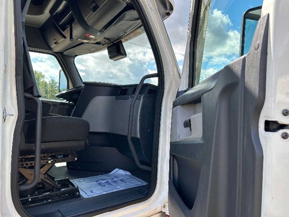 Sleeper Tractor-Heavy Duty Tractors-Freightliner-2021-T12664ST-Tuscaloosa-AL-480,056\n\t\tmiles-$ 68,000 - Image 12