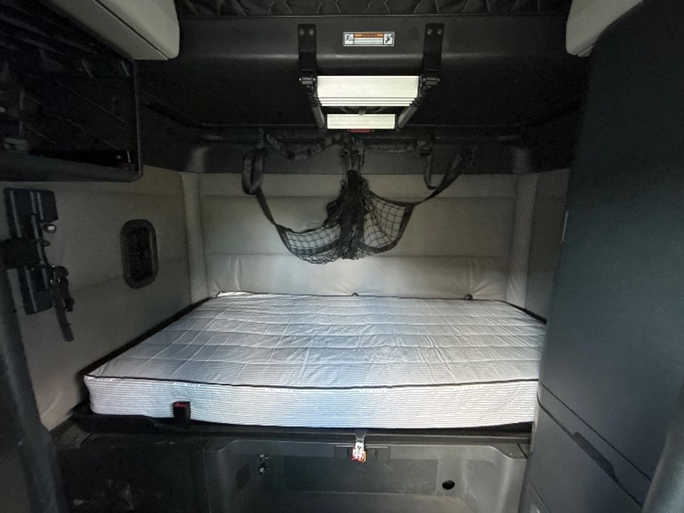 Sleeper Tractor-Heavy Duty Tractors-Freightliner-2021-T12664ST-Tuscaloosa-AL-480,056\n\t\tmiles-$ 68,000 - Image 15