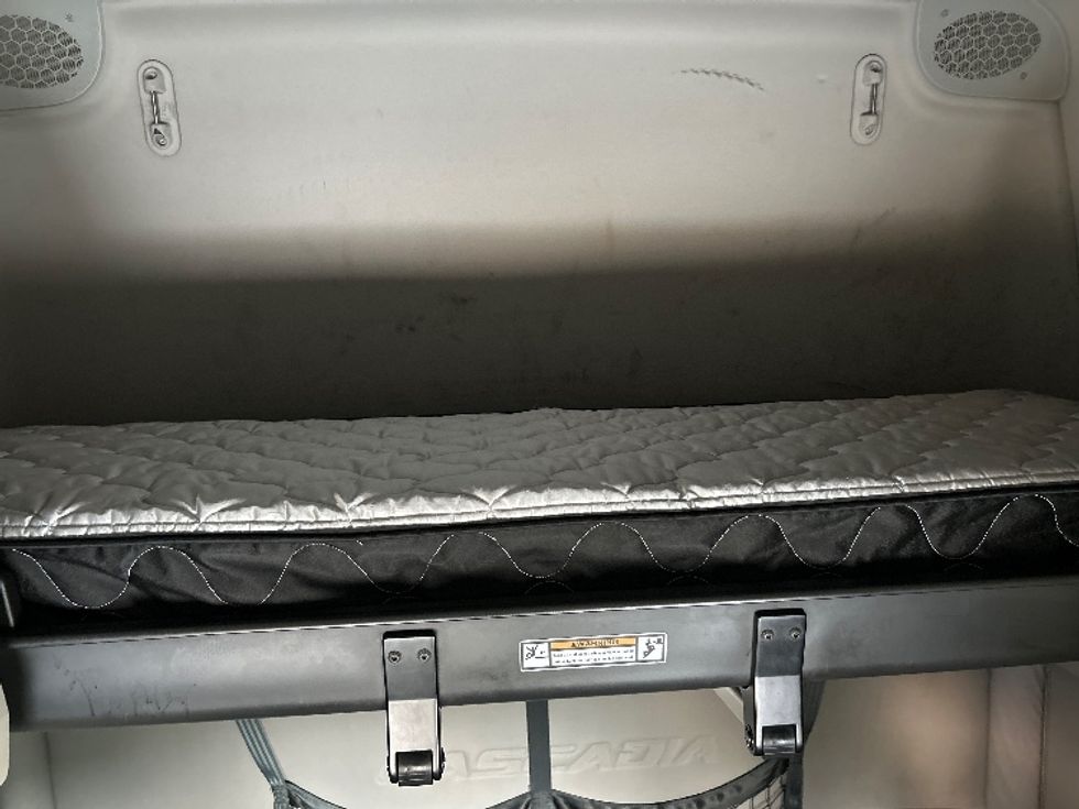 Sleeper Tractor-Heavy Duty Tractors-Freightliner-2021-T12664ST-Tuscaloosa-AL-480,056\n\t\tmiles-$ 68,000 - Image 16